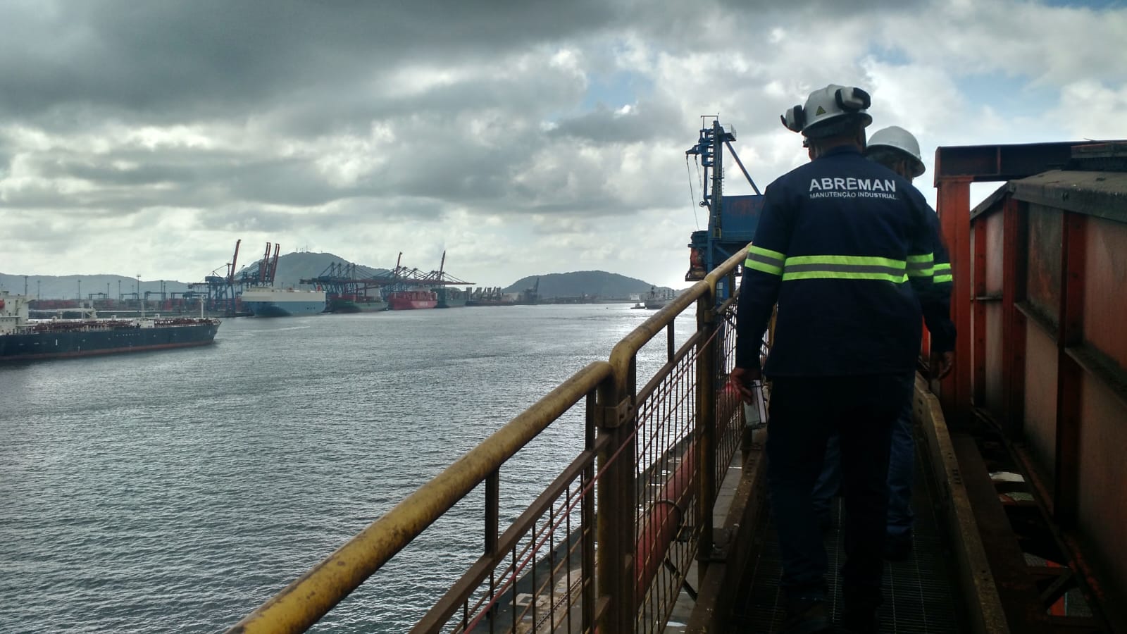 Equipe ABREMAN em área industrial